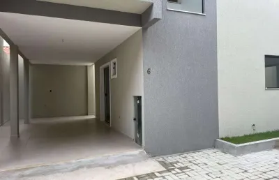 Ipitanga, casa em condomínio, com 3 suites e duas vagas de garagem.