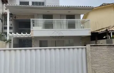 Praias do flamengo casa tríplex em condomínio c/infraestrutura a 150 m da praia