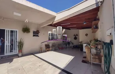 Casa com 2 dormitórios - área gourmet e muita história boa