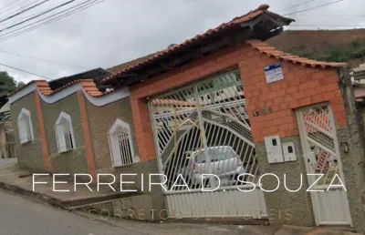 Vende-se esta casa localizada em joão monlevade bairro rosário área central praticamente da cidade perto bancos supermercados padarias escolas ótima localização posto de combustível farmácias bem área
