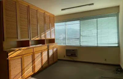 Alugo sala comercial de 44m² com ótima iluminação - centro de blumenau