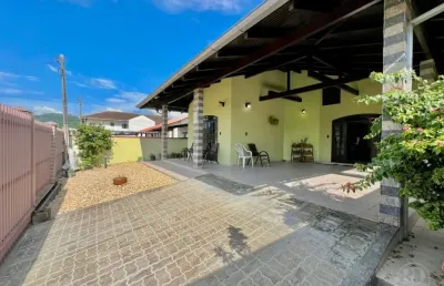 Vendo ampla casa de alvenaria no bairro it. central com 01 suíte e 2 dormitórios