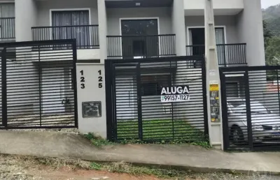 Alugo sobrado com 02 dormitórios e 02 banheiros - no bairro agua verde