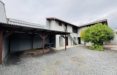 Alugo apartamento com 02 dormitórios  - no bairro água verde.