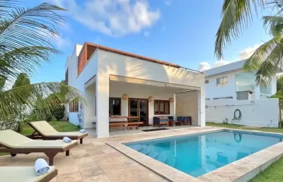 Casa de alto padrão em condomínio fechado em pipa bem localizada toda mobiliada !