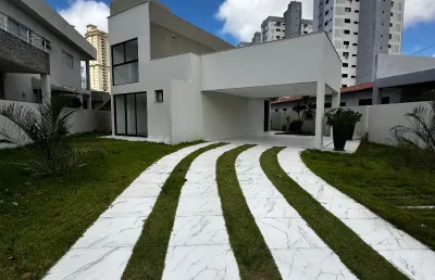 Casa duplex condomínio green woods com 4/ suites uma térrea e 03 na parte de cima , com sala para dois ambientes amplos e área gourmet e cozinha toda integrada com vista para o quintal com divisórias 