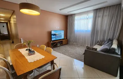 Lindamente reformado! 3 quartos, sendo 1 suíte, cômodos amplos, prédio com elevador e garagem.