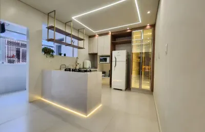Lindo apartamento de 2 quartos, com garagem fechada, na ponta da praia em santos.