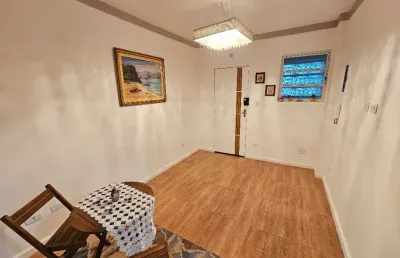 Venha para a praia da pompeia em santos, apartamento charmosamente decorado em um dos melhores bairros da cidade.
