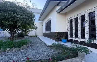 Aluga-se ótima casa  tanto para empresas ou residencial - camboriú - sc