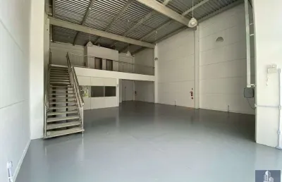 Aluga-se excelente galpão com metragem de 289 metros- camboriú - sc