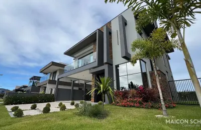 Casa mobiliada e decorada com 3 suítes, banehria de imersão e spa, condomínio fechado ilha do coral, rio vermelho, florianópolis/sc.