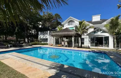 Casa de cinema “pé na areia', em condomínio fechado, com 5 suítes, em uma das praias mais desejadas de florianópolis, canajurê.