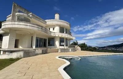 Casa com vista definitiva para o mar, 6 suítes e um potencial incrível de investimento- joão paulo, florianópolis/sc.