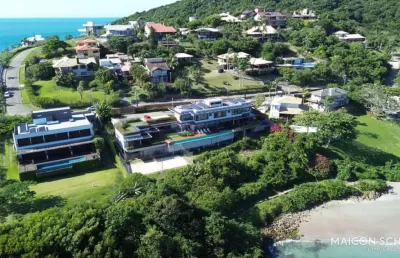 Casa luxuosa com 5 suítes, portas e vidros blindados com acesso privativo e vista definitiva para o mar, praia da vigia, garopaba/sc.