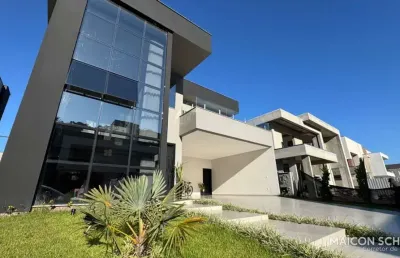 Casa com 4 suítes, sala de cinema, mobiliada e decorada, condiomínio fechado, praia dos ingleses, florianópolis/sc.