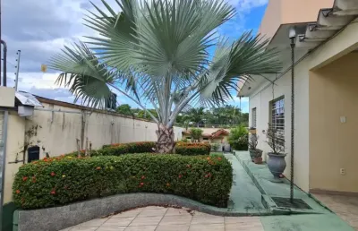 Casa espaçosa a venda no parque 10, 4 q, 600m² terreno, próximo ao veneza!