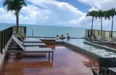 Flat mobiliado beira mar com vista mar no bairro de manaira