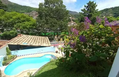 Excelente casa em cascatinha, próximo a comércio em geral,