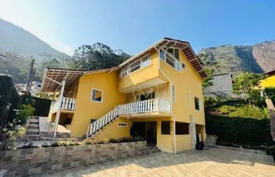 Encanto, conforto e privacidade em um só lugar!  este belíssimo imóvel está localizado em um terreno amplo de 700m², oferecendo um espaço generoso e e