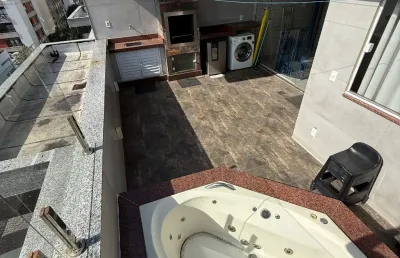Excelente cobertura a 1 minuto da praia do forte entrando para venda!