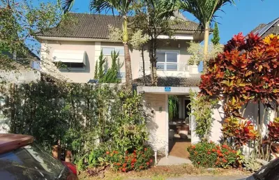 Casa triplex com 270 m², 4 quartos e lazer privativo no condomínio village biarritz - recreio dos bandeirantes