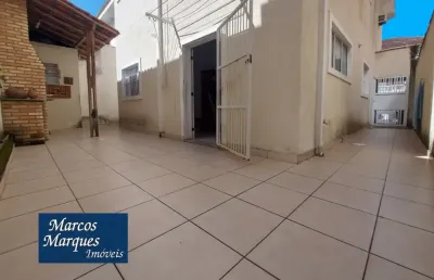 Casa com quintal isolada dos dois lados com garagem para 3 carros no campo grande