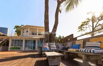 Casa beira mar com piscina na praia do centro - bombinhas