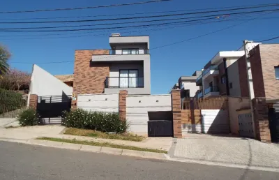 Condomínio composto por 12 sobrados porém apenas 2 disponíveis.