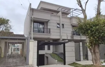 Sobrado com 3 suítes, 3 vagas cobertas e terraço com excelente vista, em ótima localização no vista alegre