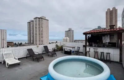 Linda cobertura localizada pertinho da praia com 3 dormitorios 1 suite localizada no bairro mirim praia grande