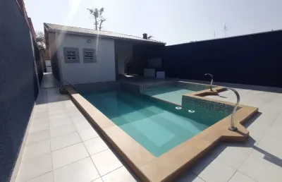 Linda casa térrea com piscina,  ótima localização, cerca de 250 metros da praia,  em itanhaém