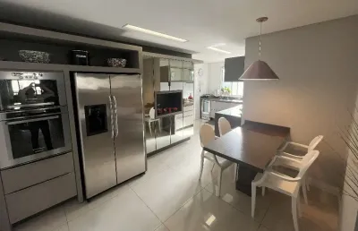 Apto amplo,  semi mobiliado em prédio moderno com área de lazer.