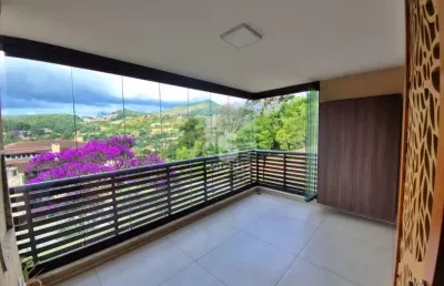 Belo apartamento em um condomínio de infraestrutura completa em itaipava