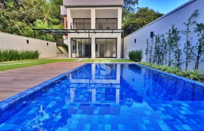 Casa moderna em área residencial, 5 suítes sendo 2 com closets