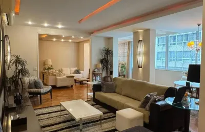 Luxuoso apartamento totalmente reformado, com 220 m² de planta, um por andar, em andar alto