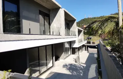 Sobrado novo, em condomínio, com 2 suítes a 200 m da praia