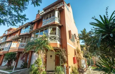 Casa em condomínio fechado com 4 quartos à venda na avenida guaíba, 4400, vila assunção, porto alegre por r$ 1.800.000