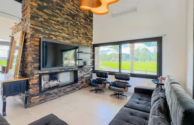 Casa em condomínio fechado com 5 quartos à venda na avenida juca batista, 8000, belém novo, porto alegre por r$ 4.500.000