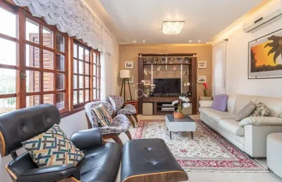 Casa com 4 quartos à venda na rua esteio, 220, cavalhada, porto alegre por r$ 810.000