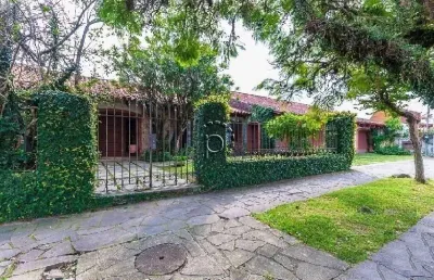Casa com 6 quartos à venda na avenida copacabana, 560, vila assunção, porto alegre por r$ 2.500.000