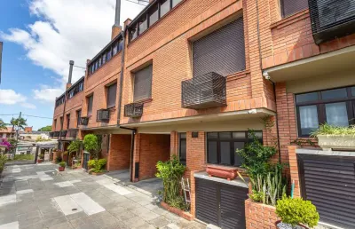 Casa em condomínio fechado com 3 quartos para alugar na avenida jacuí, 978, cristal, porto alegre por r$ 5.500