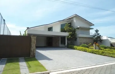 Oportunidade casa a venda no jardim acapulco com 5 suites sendo 01 terrea