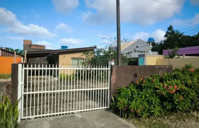 Imóvel com sobra de terreno, 2 quartos, região de moradores