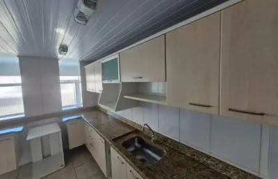Casa 3 quartos com teto em sanca e cozinha planejada fica no local