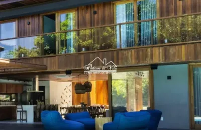 Casa luxuosa residência na praia do forte em condomínio pé na areia, integrada à mata atlântica.