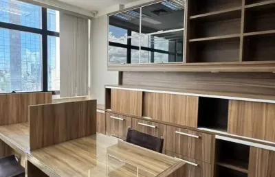 Sala comercial com excelente localização, de fácil acesso às principais vias da cidade, próxima a áreas comerciais, lojas e diversos serviços essenciais.