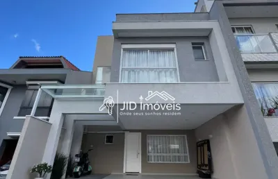 Alto padrão e tecnologia no xaxim – casa com 282m², 4 suítes e energia solar