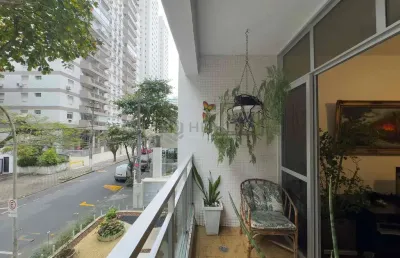 Apartamento com varanda a 1 quadra do mar na praia das pitangueiras à venda, guarujá-sp