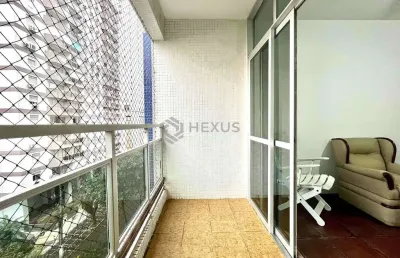 Apartamento com varanda a uma quadra da praia das pitangueiras de 2 quartos, 1 vaga, guarujá-sp.